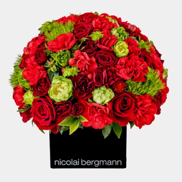 nicolai-bergmann-fresh-flower-arrangement-classic-red